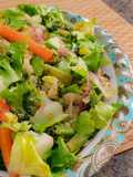 Salada morna de escarola com legumes refogados no alho