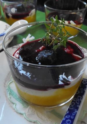 Una foto de Vasitos de mango y frutos rojos