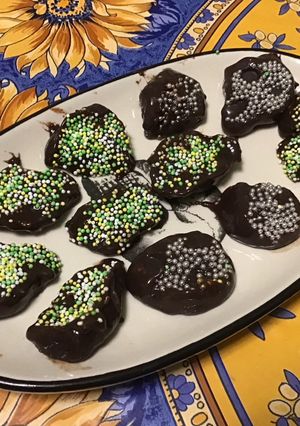 Une photo de Bouchées fondantes multicolores au cacao