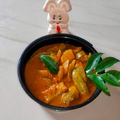 A picture of Potato & Pointed Gourd Curry.