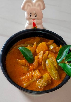 A picture of Potato & Pointed Gourd Curry.