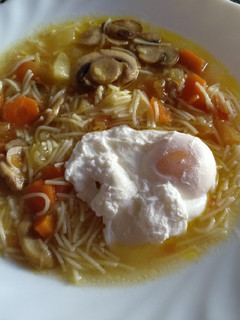 Una foto de Sopa de verduras con huevo