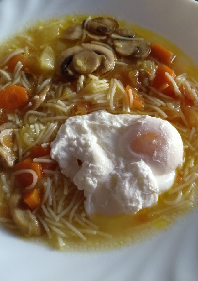 Una foto de Sopa de verduras con huevo