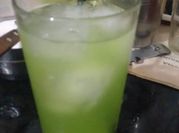 Una foto de coctel de kiwi