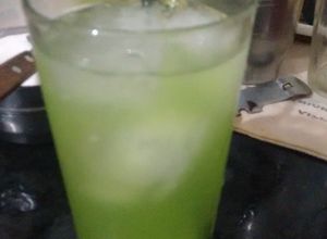 Una foto de Cóctel Piel de iguana
