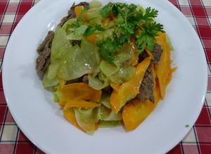 Hình của món Su su cà rốt xào thịt bò.