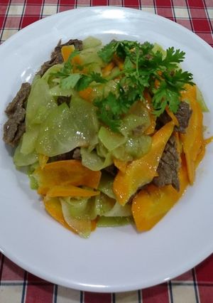 Hình của món Su su cà rốt xào thịt bò.
