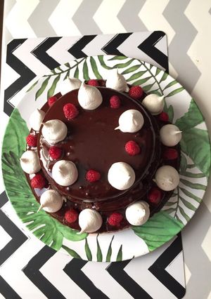 Une photo de Gateau festif à étage parfum chocolat citron framboise
