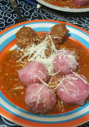 Una foto de Ñoquis de papa y remolacha rellenos