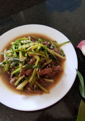 Hình của món Bò xào cần nước.