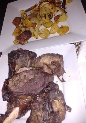 Una foto de Cordero al Malbec y romero