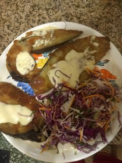 Una foto de Milanesa de berenjena con ensalada