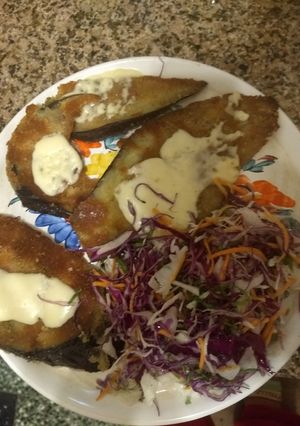 Una foto de Milanesa de berenjena con ensalada