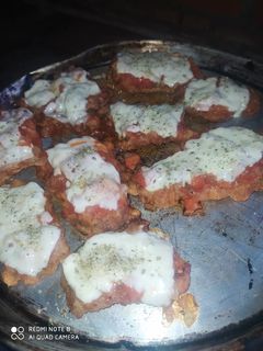 Una foto de Milanesa de pollo napolitana con puré de papas