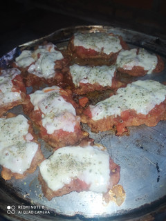 Una foto de Milanesa de pollo napolitana con puré de papas