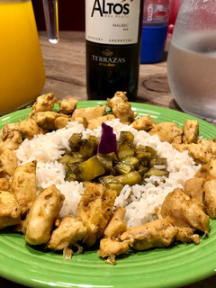 Una foto de Inolvidable pollo al curry con batatas en almíbar y arroz