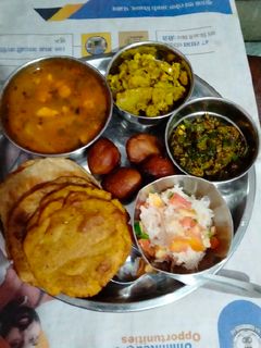 करवा चौथ स्पेशल थाली (Karwa chauth special thali recipe in Hindi) रेसिपी मुख्य फोटो