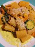 Mezze maniche zucchine e gamberetti su crema aromatizzata alla curcuma
