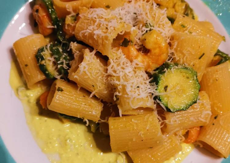 Mezze maniche zucchine e gamberetti su crema aromatizzata alla curcuma