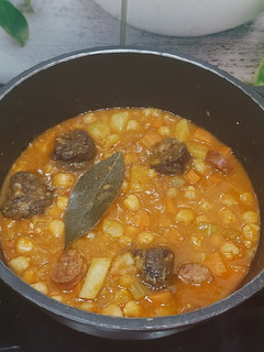 Una foto de Potaje de garbanzos con chorizo y morcilla