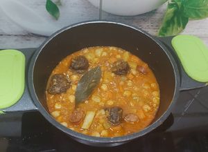 Una foto de Potaje de garbanzos con chorizo y morcilla