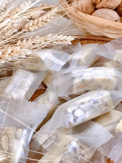 Hình của món Kẹo Nougat Sữa & Các Loại Hạt Khô.