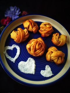 সিনামন রোল(cinnamon roll recipe in Bengali) রেসিপির প্রধান ছবি