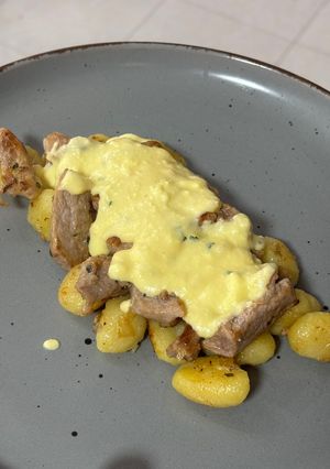 Foto principal de Ñoquis con Secreto de Cerdo y Salsa Cremosa