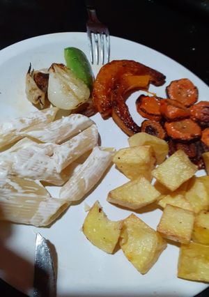 Una foto de Verduras al horno y fideos con crema😋
