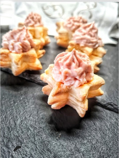 Una foto de Estrellas de hojaldre con crema de salmón curado