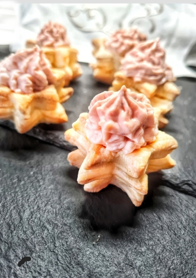 Una foto de Estrellas de hojaldre con crema de salmón curado