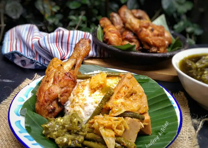 Nasi Kapau (Gulai Kapau + Ayam Goreng + Sambal Ijo)