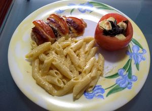 Una foto de Pollo Caprese con penne Alfredo