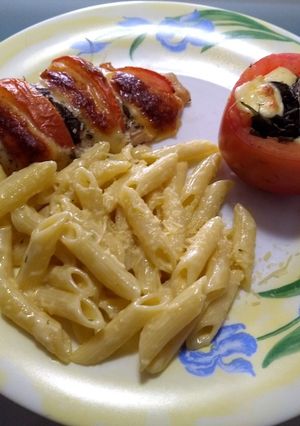 Una foto de Pollo Caprese con penne Alfredo