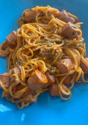 Una foto de Espaguetis con salchichas y jalapeños