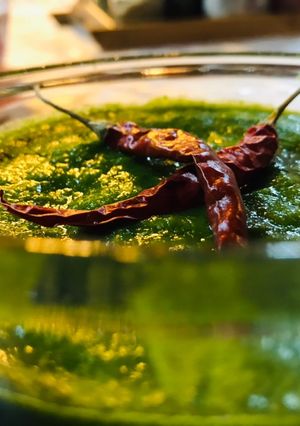 A picture of Coriander chutney with spring onions.