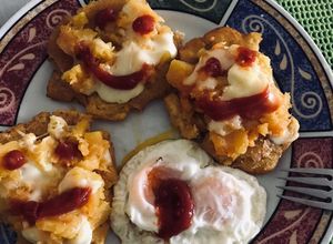 Una foto de Patacones rellenos con calabaza y queso mozzarella acompañado de huevos de campo