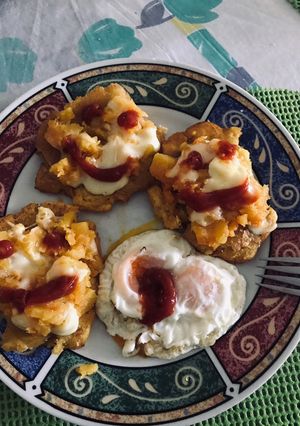 Una foto de Patacones rellenos con calabaza y queso mozzarella acompañado de huevos de campo