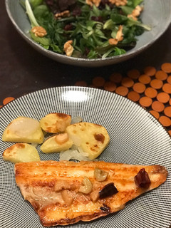 Una foto de Lubina a la plancha con refrito de ajos, patatas panaderas y lechugas variadas