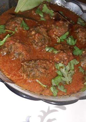 A picture of Palak kofta curry.