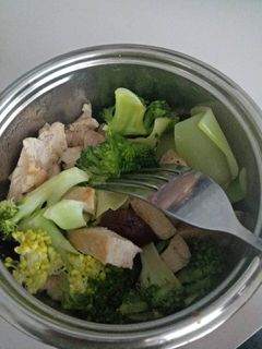 Hình của món Ức gà áp chảo xào bông cải gymer.