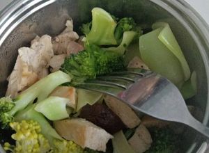 Hình của món Ức gà áp chảo xào bông cải gymer.