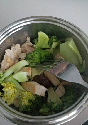 Hình của món Ức gà áp chảo xào bông cải gymer.