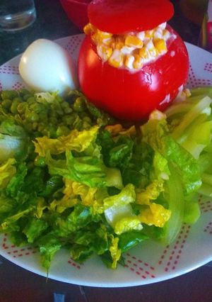 Una foto de Tomate relleno fácil