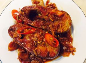 Hình của món Cá ba sa kho riềng.