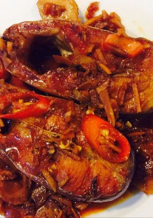 Hình của món Cá ba sa kho riềng.