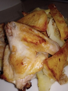 Una foto de Alitas de pollo al Horno con Papas