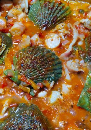 Una foto de Cazuela de mariscos con arroz amarillo