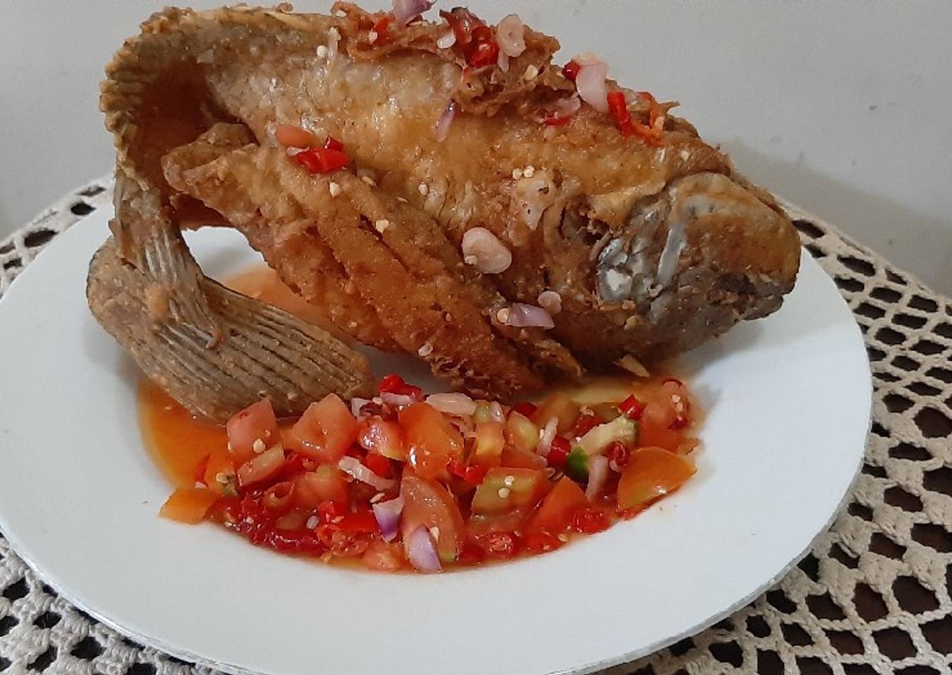 Ikan Mas Goreng dengan Sambal Matah