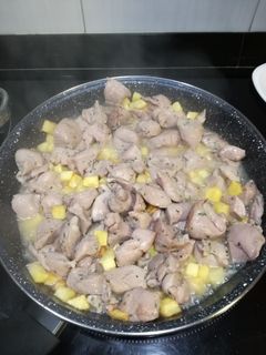 Una foto de Pavo al ajillo con patatas